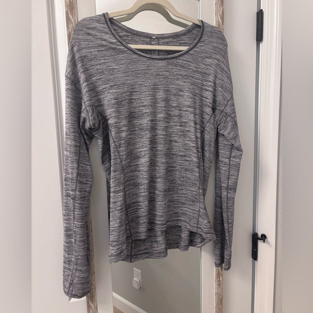Lululemon heathered gray longleeve w/thumbholes. Medium